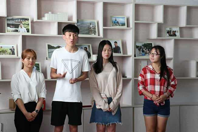 图为蓝天之旅项目团队在对其项目进行介绍