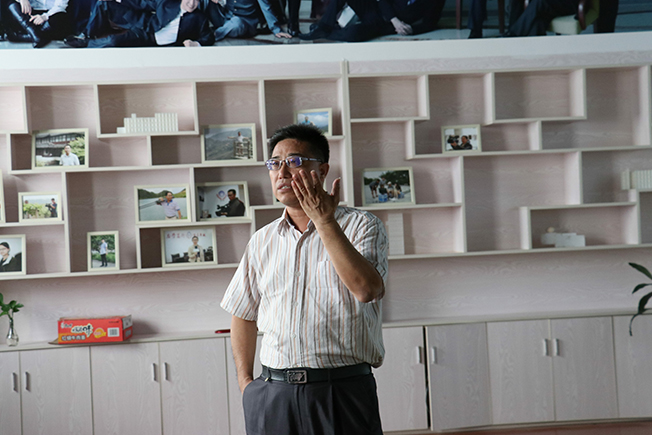 图为郑威经理在对各项目团队进行指导