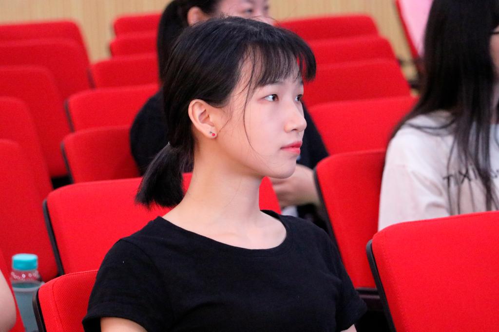 认真聆听讲座的员工
