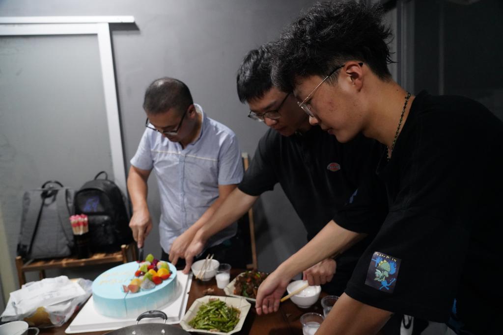 19卓越班班主任肖军(左一)为同学们切蛋糕