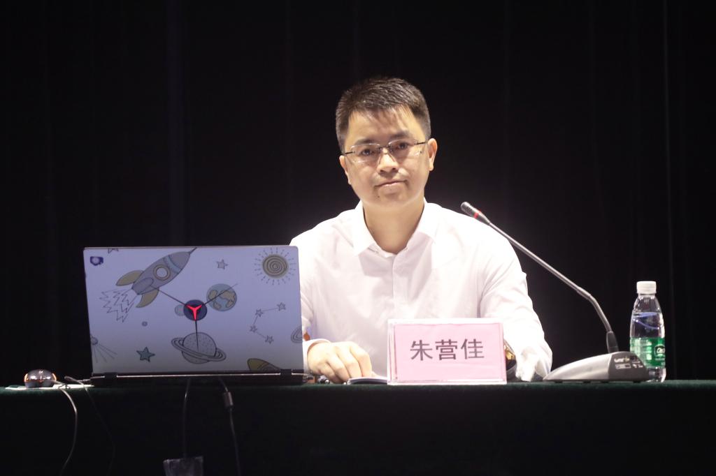 图为优秀员工朱营佳