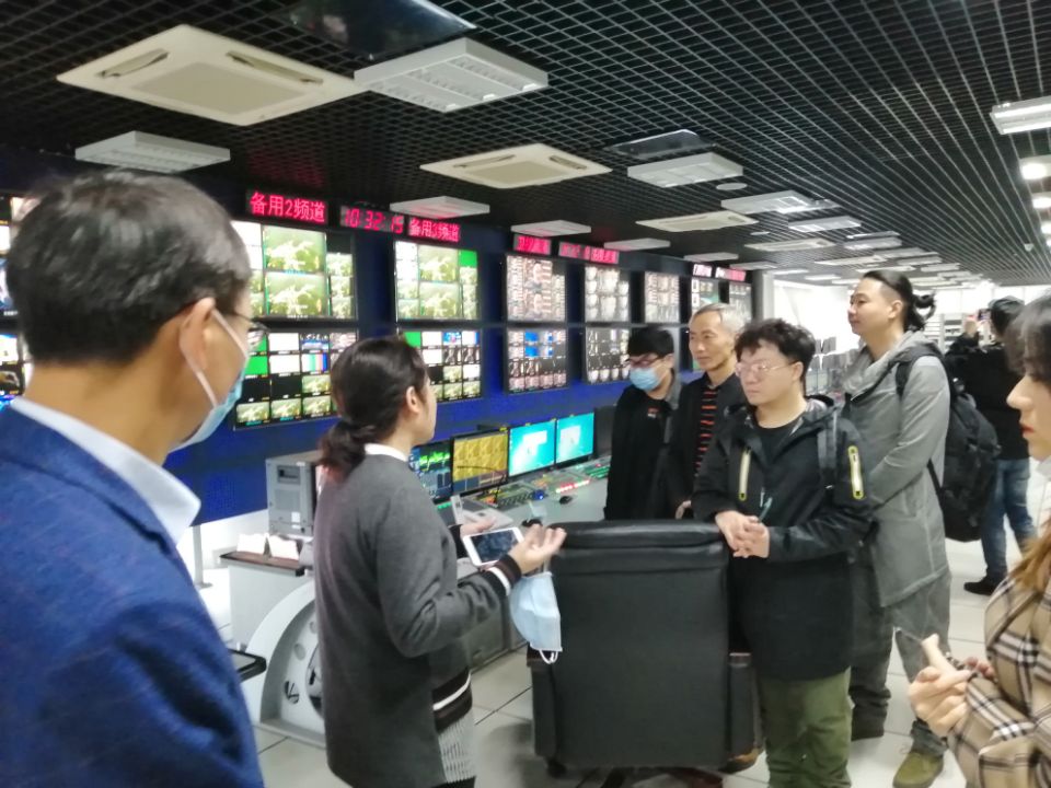 3044am永利集团教师在参观四川广播电视台