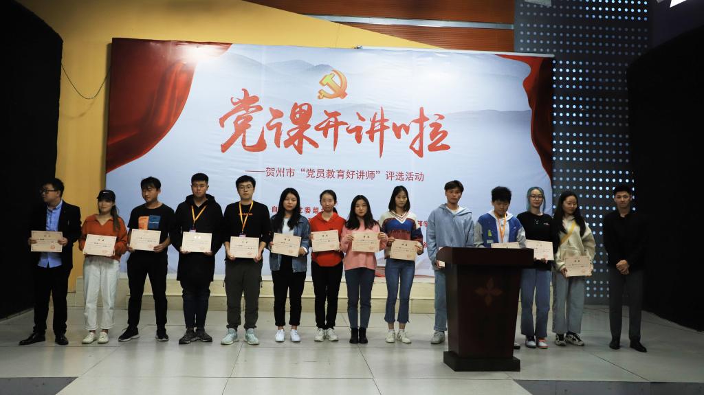 图为区杰为优秀干部颁发聘书