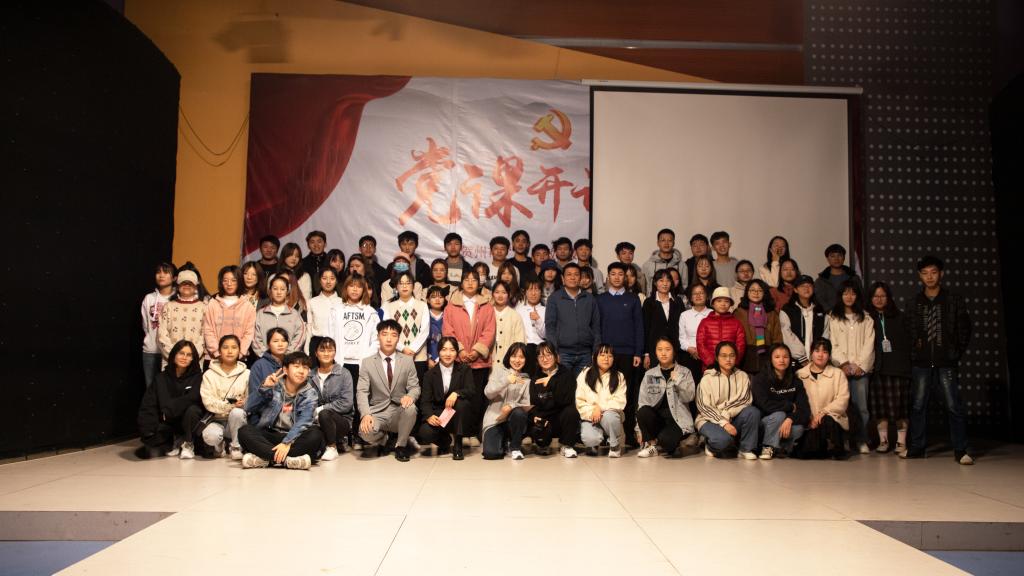 图为自律委员会全体成员合照