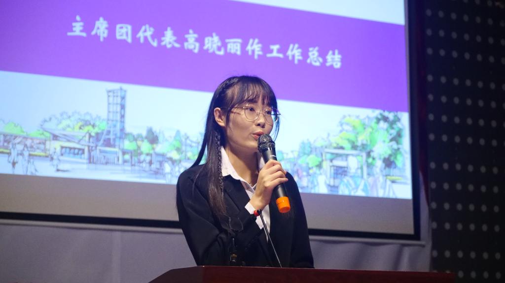 图为主席团代表高晓丽发言