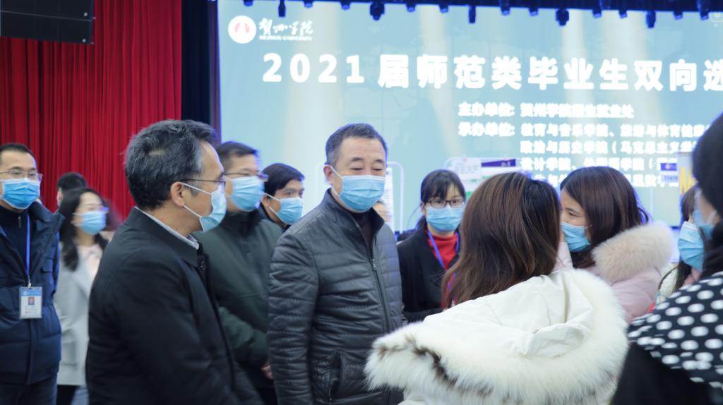 3044am永利集团董事长吴郭泉(左二)到现场与用人单位沟通