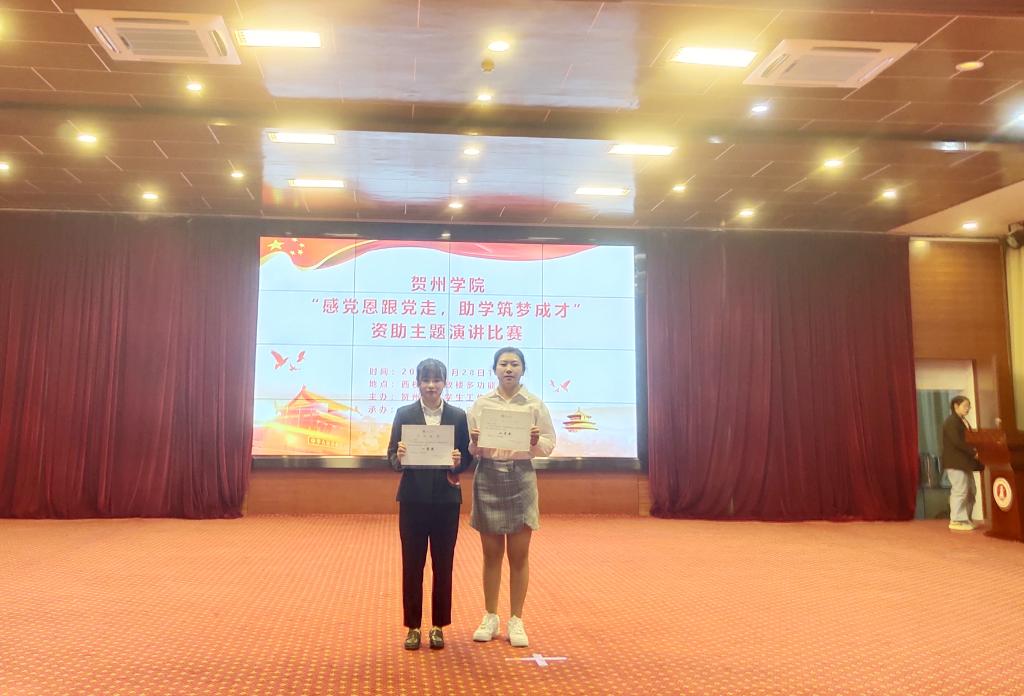 公司员工合影留念:韦力心(左)、王楠(右)