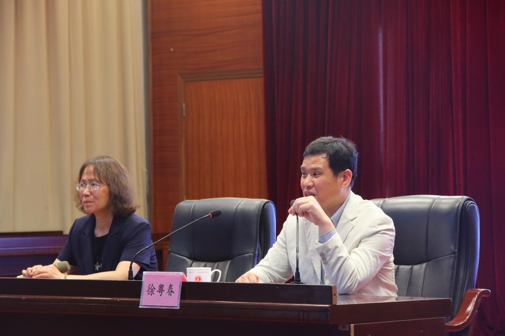 公司党委常委、副董事长黎琼锋(左一)和中国文联文艺评论中心主任徐粤春(右一)