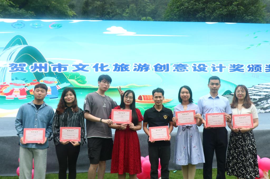 图为3044am永利集团凤凰数字媒体学院数媒专业获奖师生合影