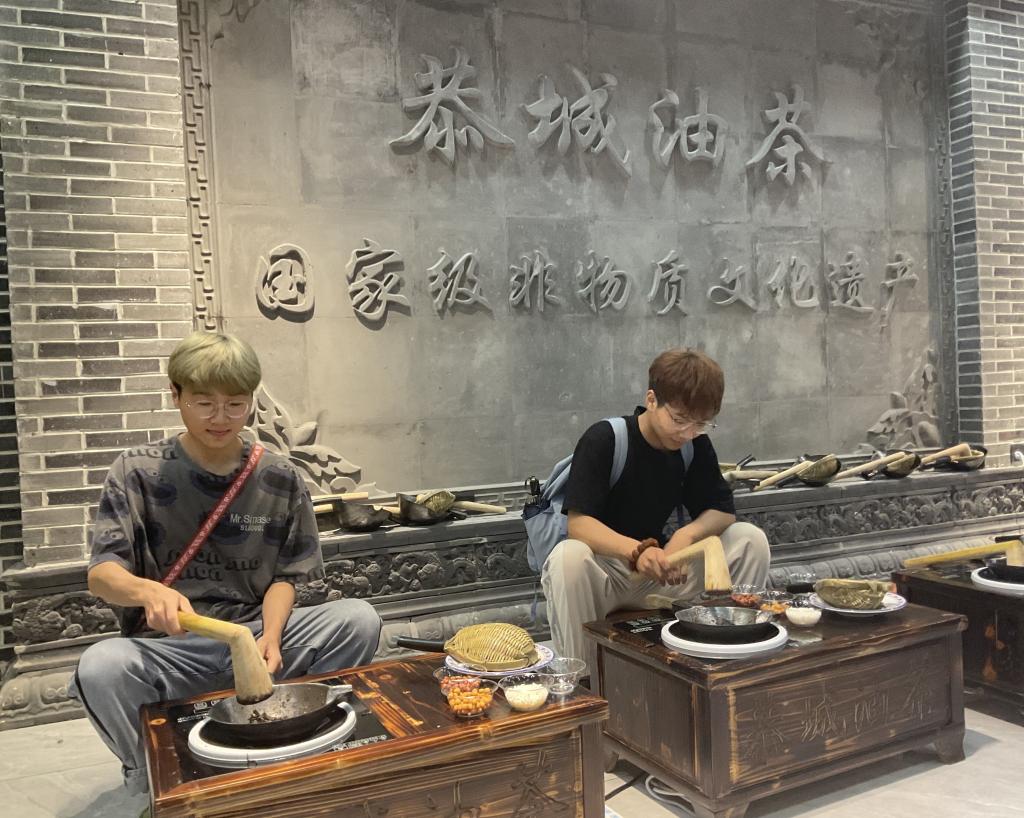 公司员工体验恭城油茶制作技艺