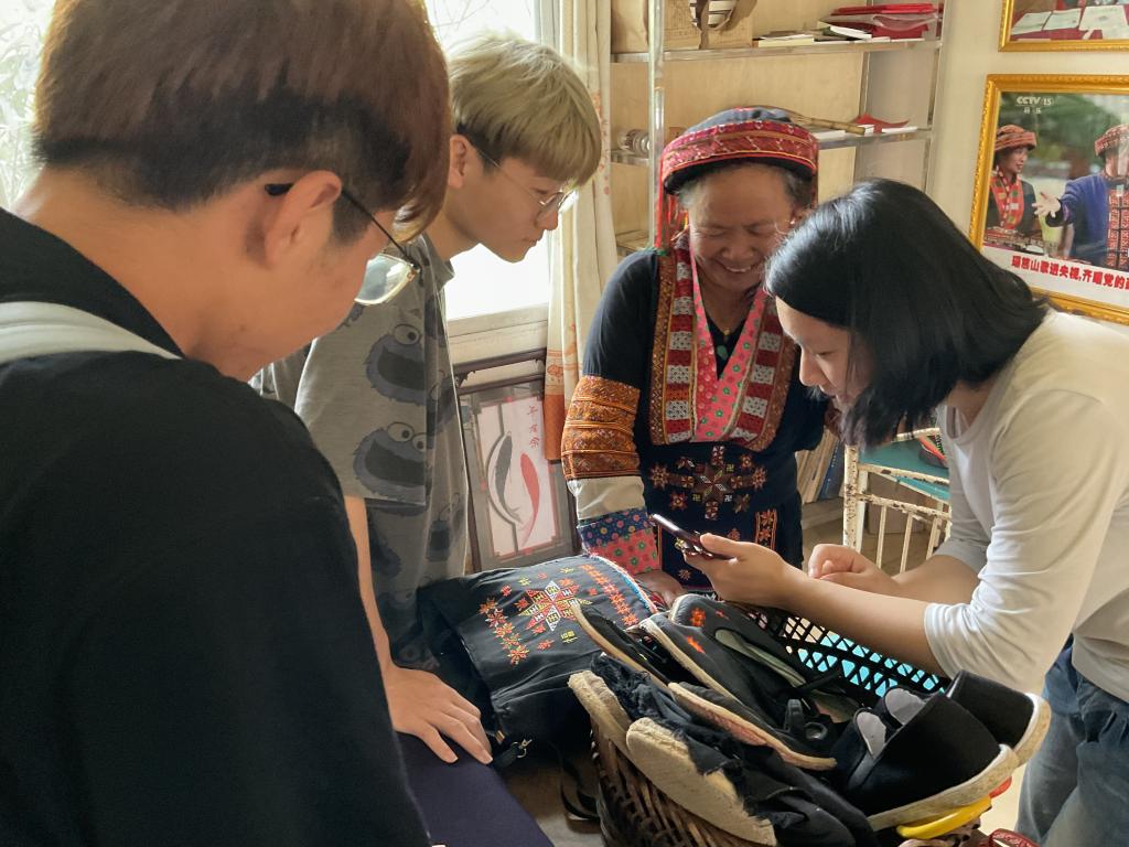 广西恭城西岭镇新合村调研(右二为新合瑶族服饰传承人邓玉珍)