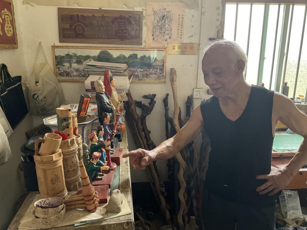 图为恭城水滨村瑶族梅山图传统绘画技艺传承人蒋礼发