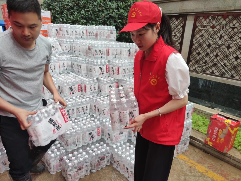 高晓丽同志(右一)在搬运救援物资
