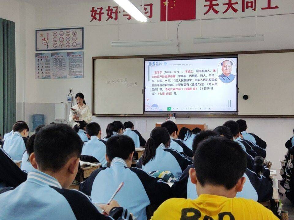 实习生周爱力在上课