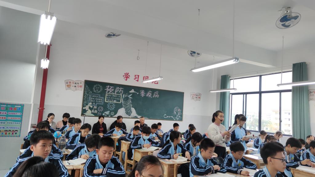 实习生黄慧凤在上课
