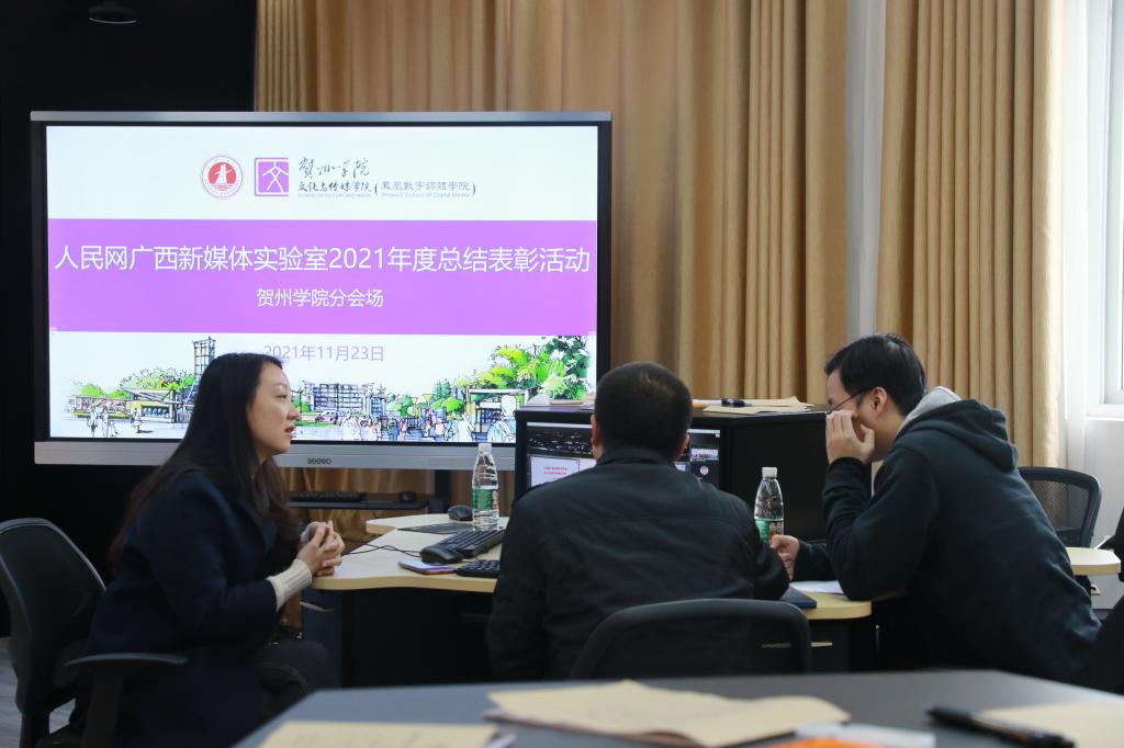 何婷书记(左一)和老师讨论
