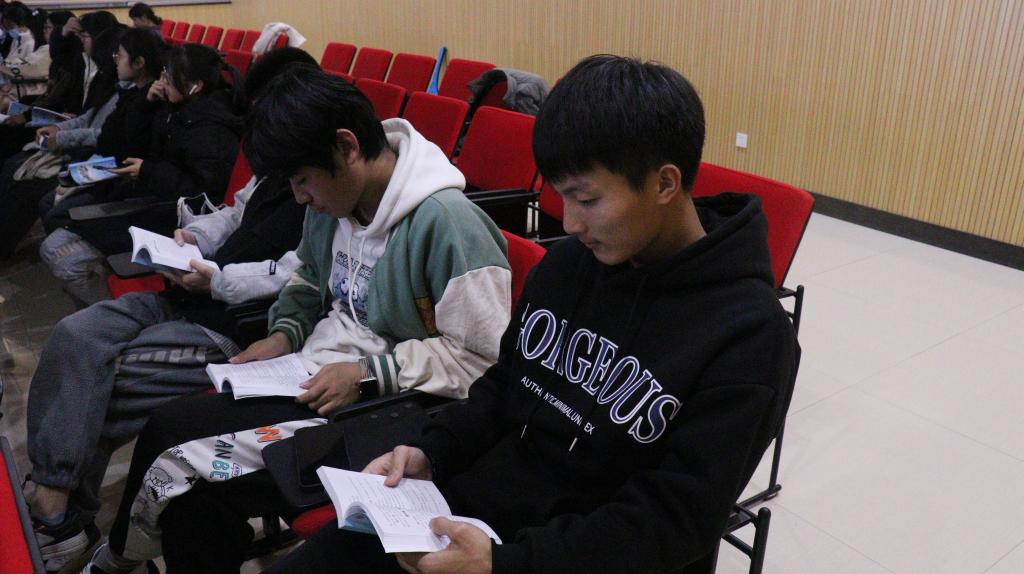 同学们认真学习《3044am永利集团员工手册》