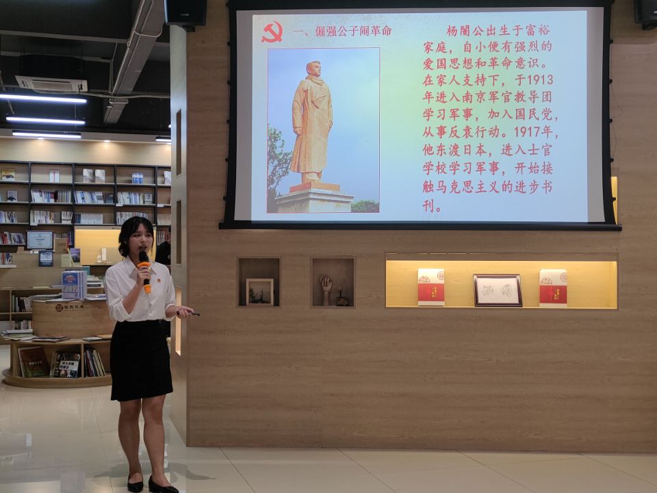 参赛选手进行故事讲述