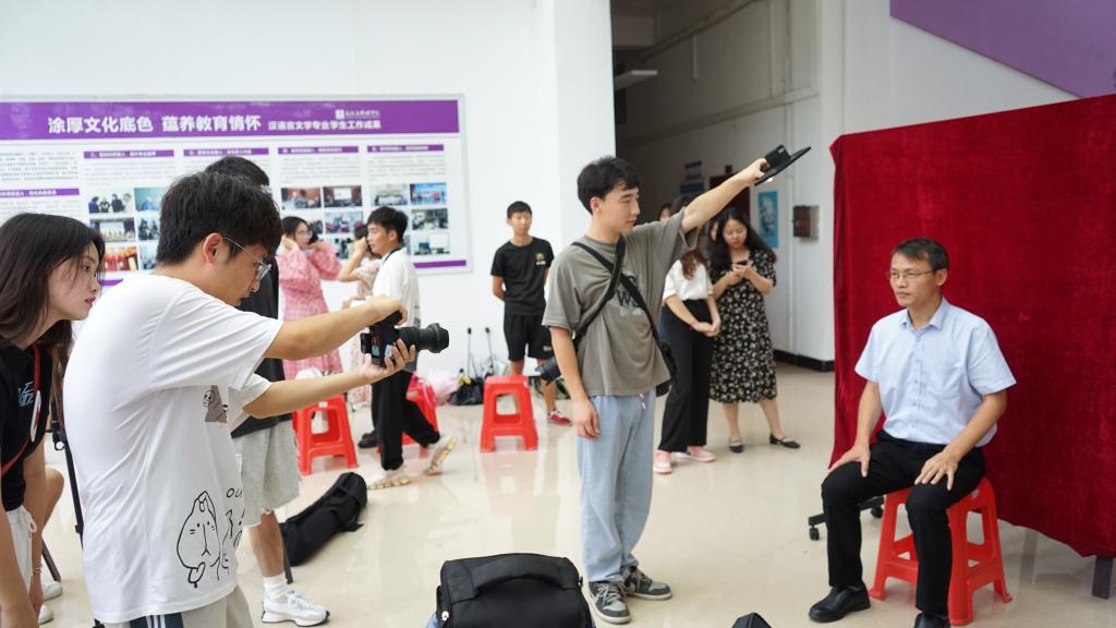 支部同志给统战委员陶俊伟拍摄证件照