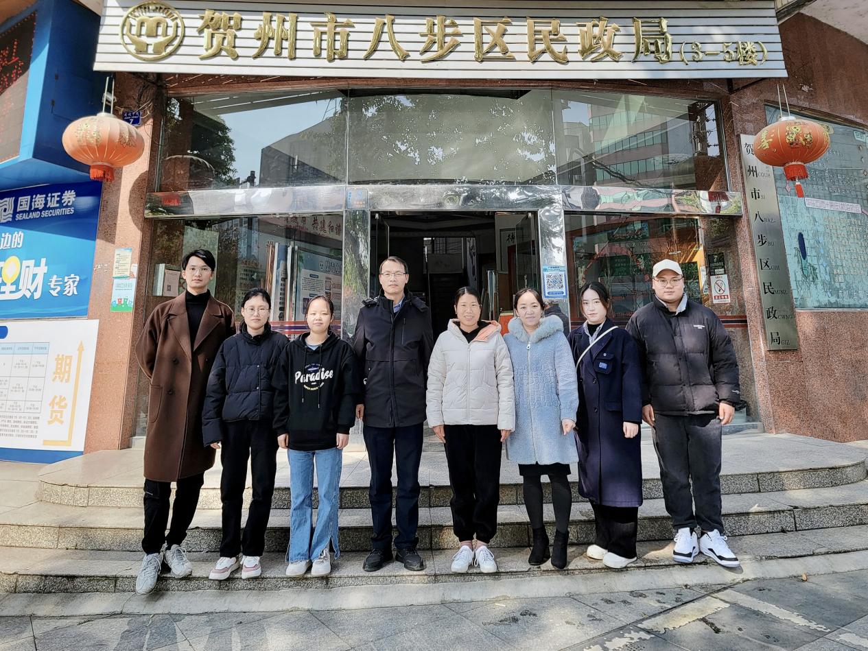公司领导到贺州市八步区民政局看望慰问实习生