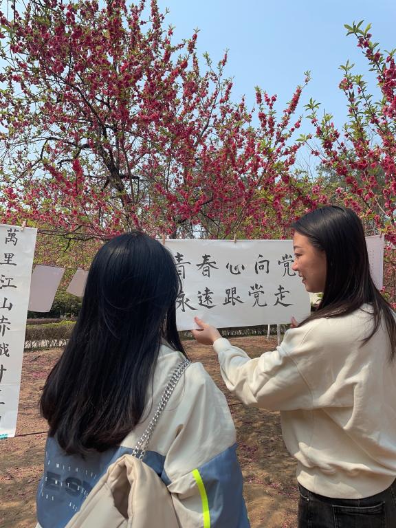何婷书记(右一)参观员工书法作品