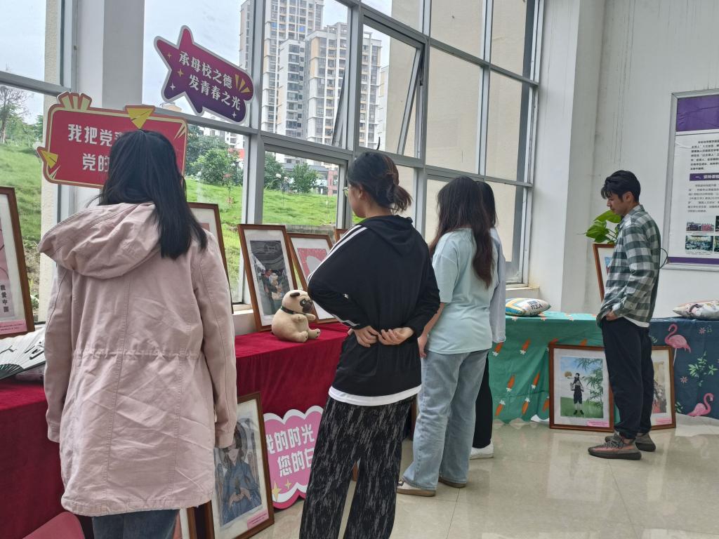 图为同学们在看画展