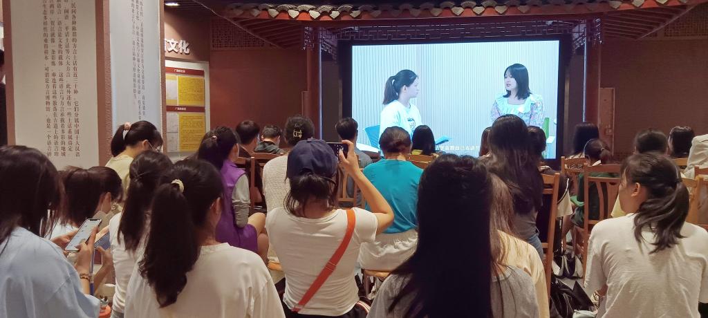 图为同学们在看展播