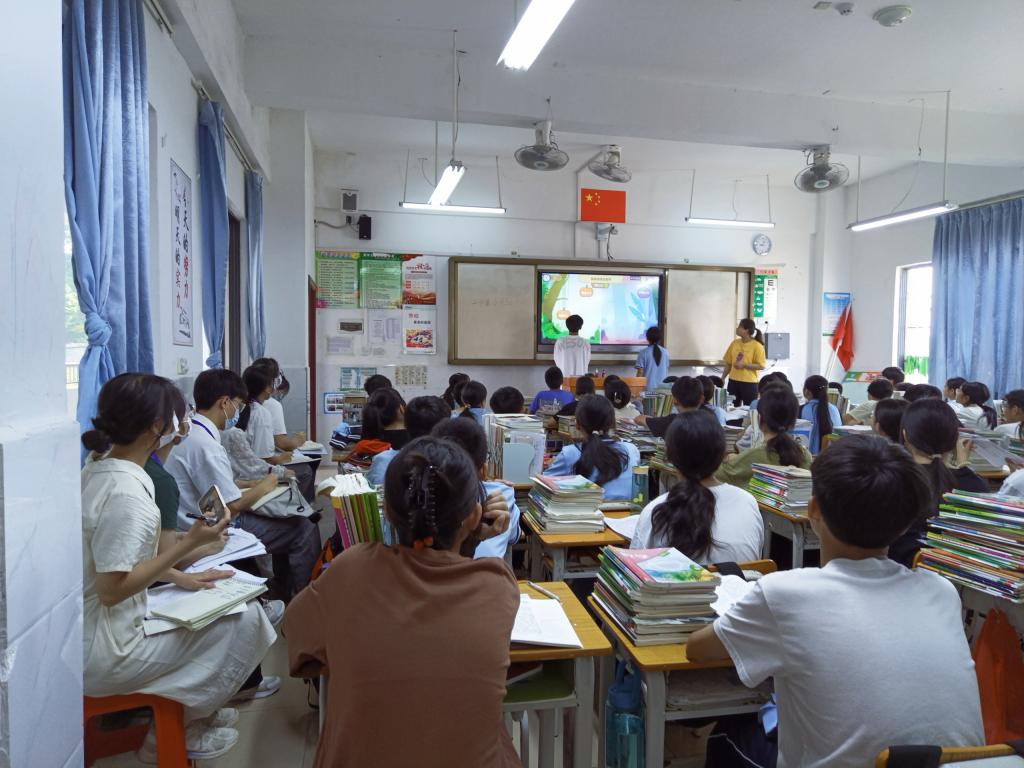 图为同学们观摩八步区第一初级中学教师讲课现场