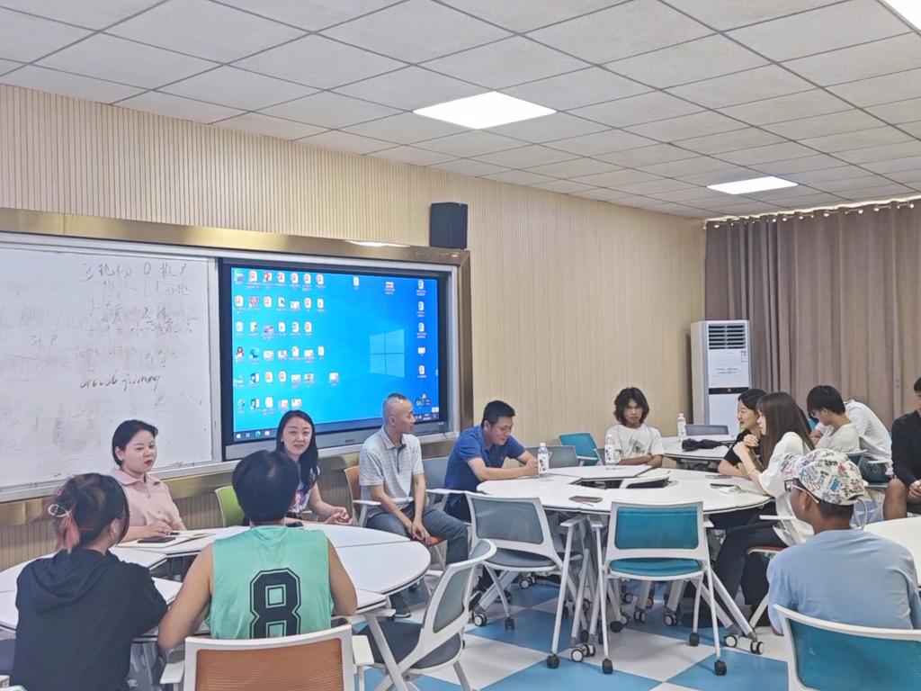 图为师生积极交流