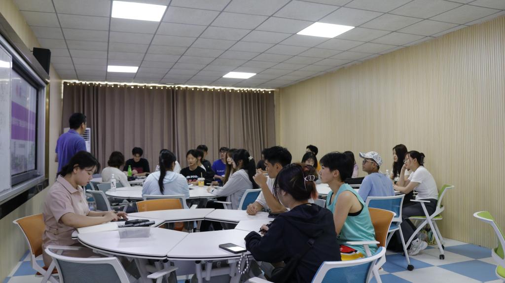图为座谈会现场