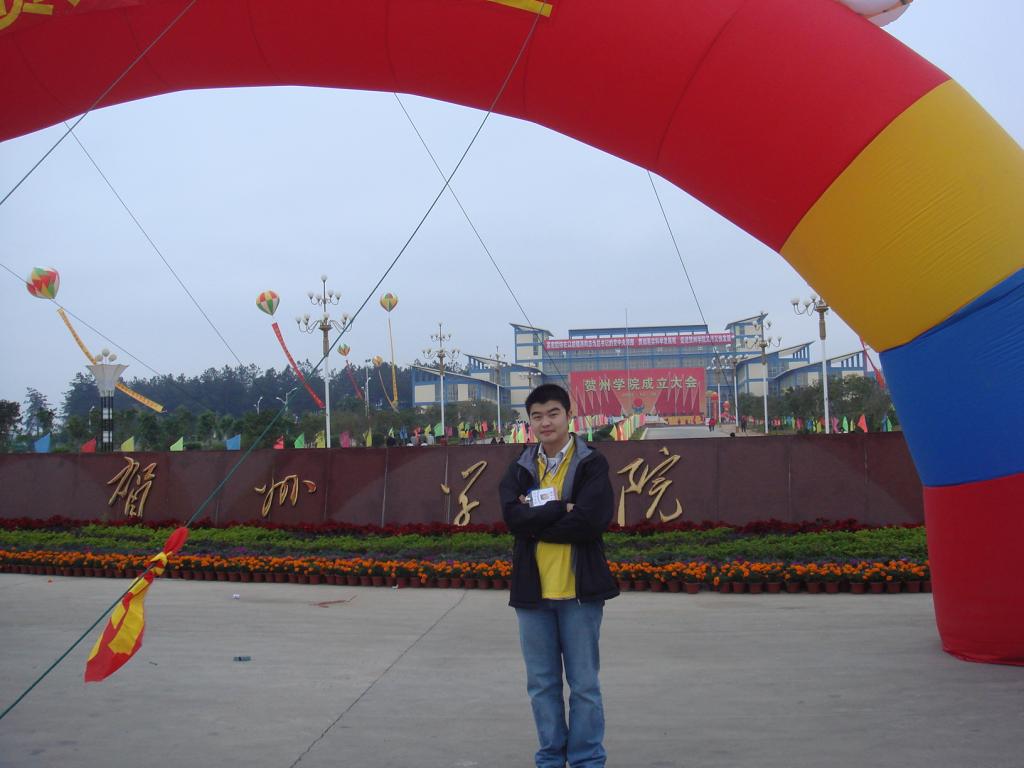 2010年6月,杨明诺大学本科毕业身穿学士服于学校东区操场