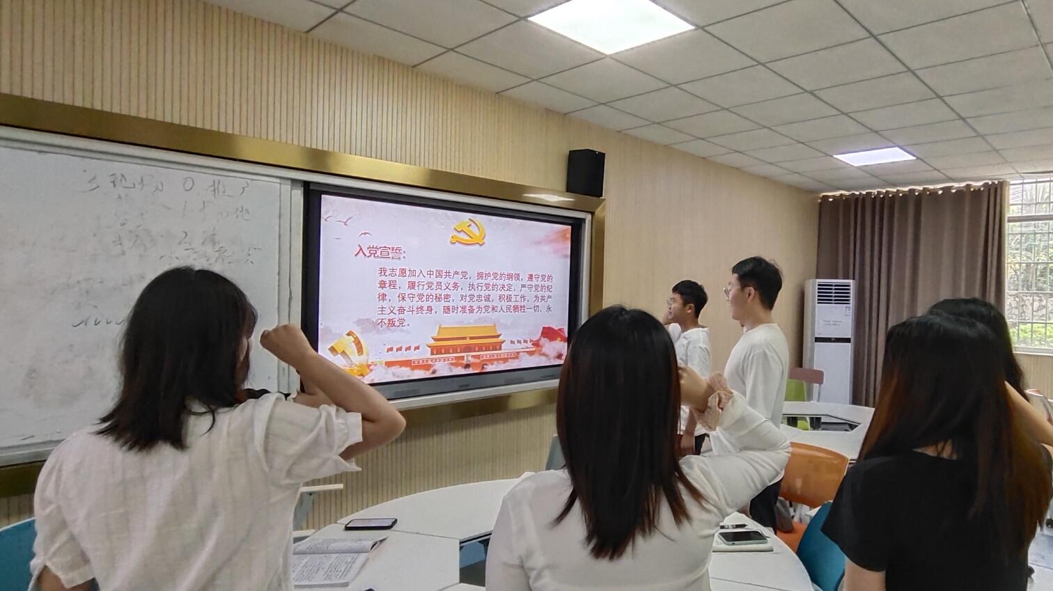 图为入党宣誓活动现场
