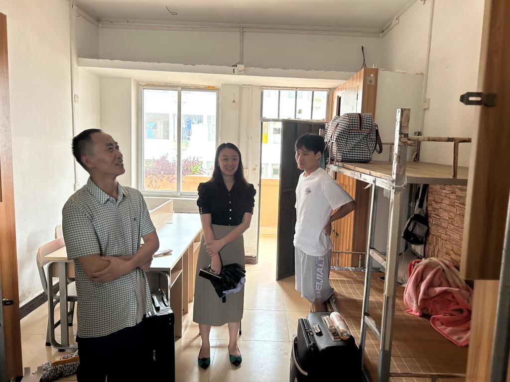 付煜经理(左一)何婷书记(左二)下宿舍与新生交流