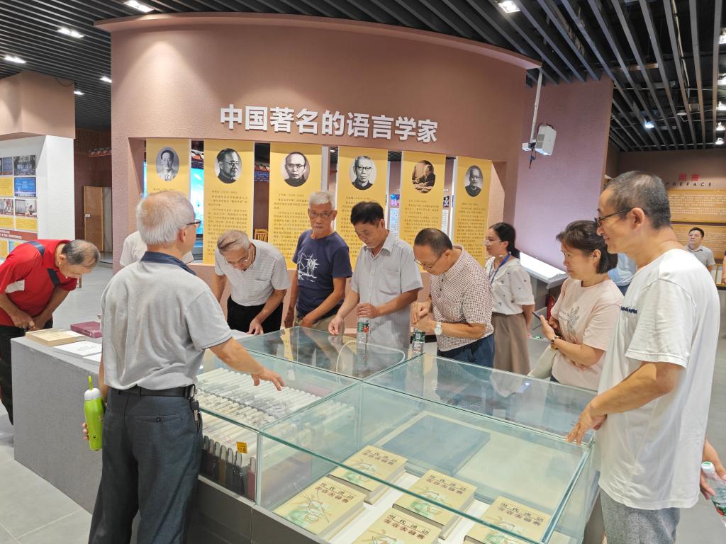 教师们参观语言文化博物馆