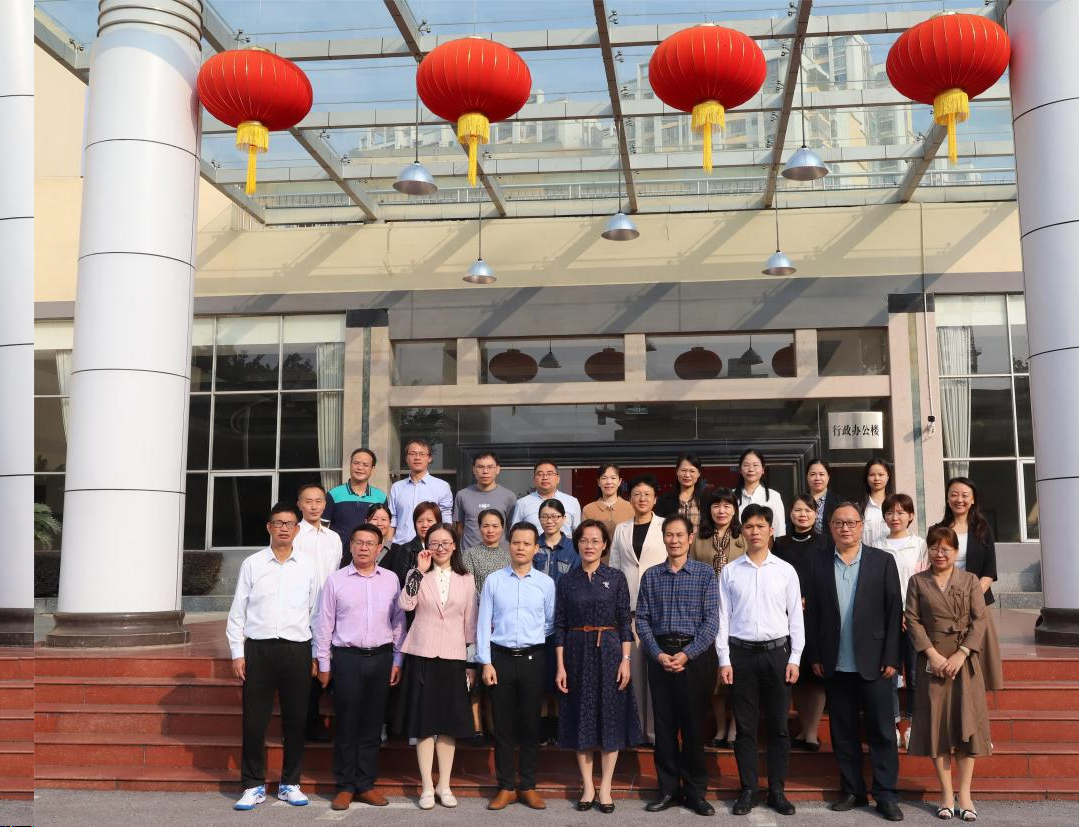 图为与会人员合照
