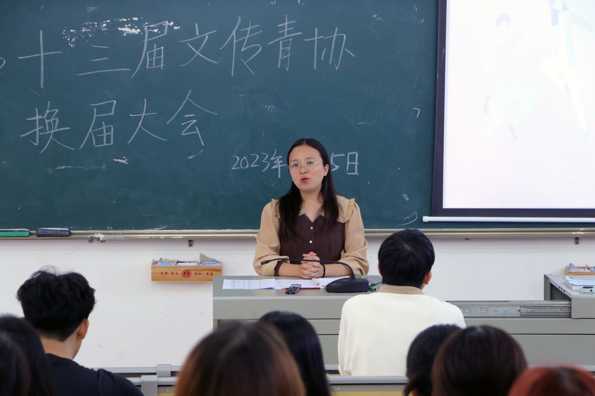 图为青协指导老师赵亚先发言